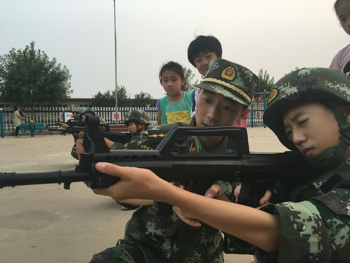 图为在该县大口河边防派出所,留守儿童少年正在边防官兵