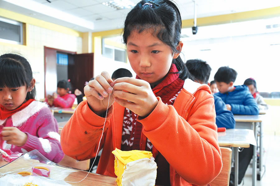 威海市北竹岛小学举行"我动手,我快乐"现场缝沙包比赛