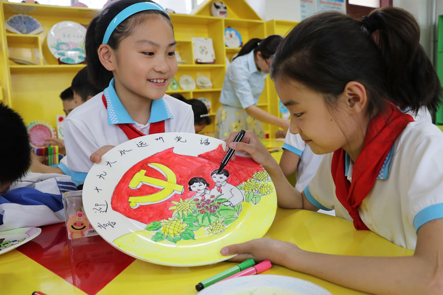 开展了"盘艺进校园"活动,引导学生结合即将召开的党的十九大会议作画