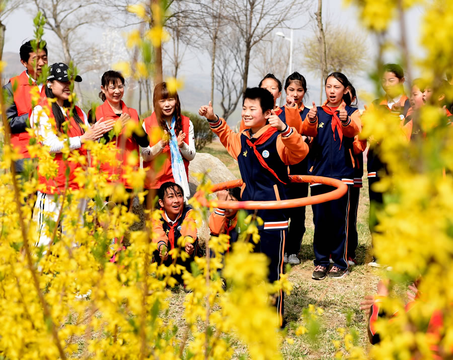 沂南县志愿者带领留守儿童春游