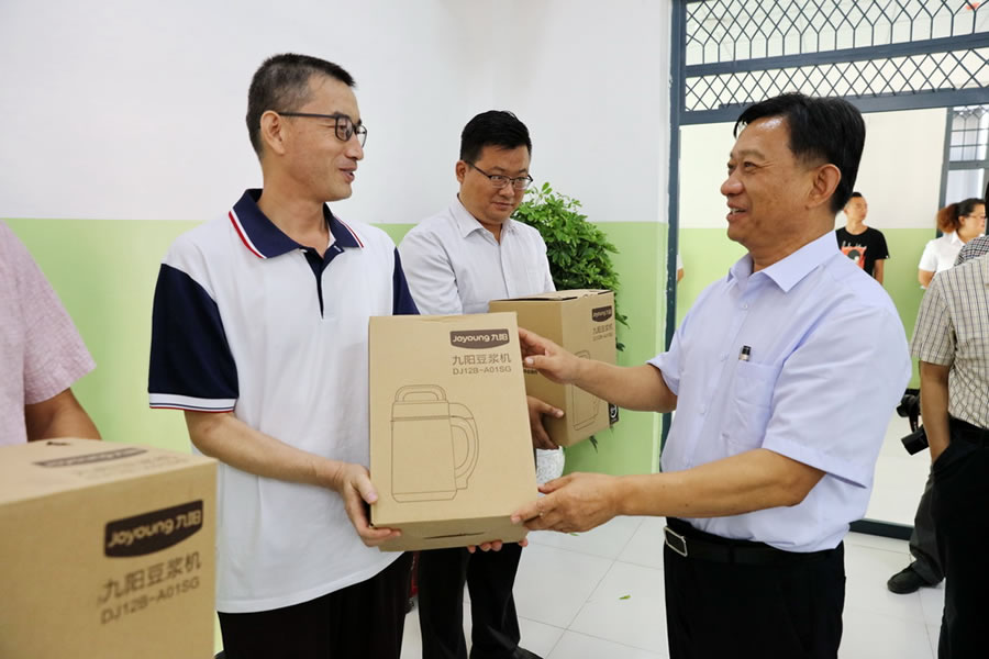 卢士斌代表山东省教育厅向援疆教师发放了慰问品.