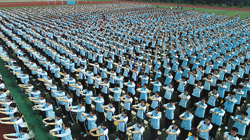 荣成市第二中学举行教师节拜师仪式