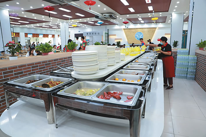 据悉,德州学院4个餐厅近日完成升级改造,每个餐厅窗口设置了很多自选