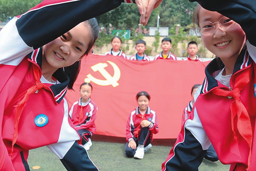 党——我与党旗合张影"红色教育活动,激励和引领广大少先队员厚植爱党