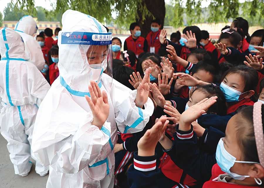 小学生体验当"大白"